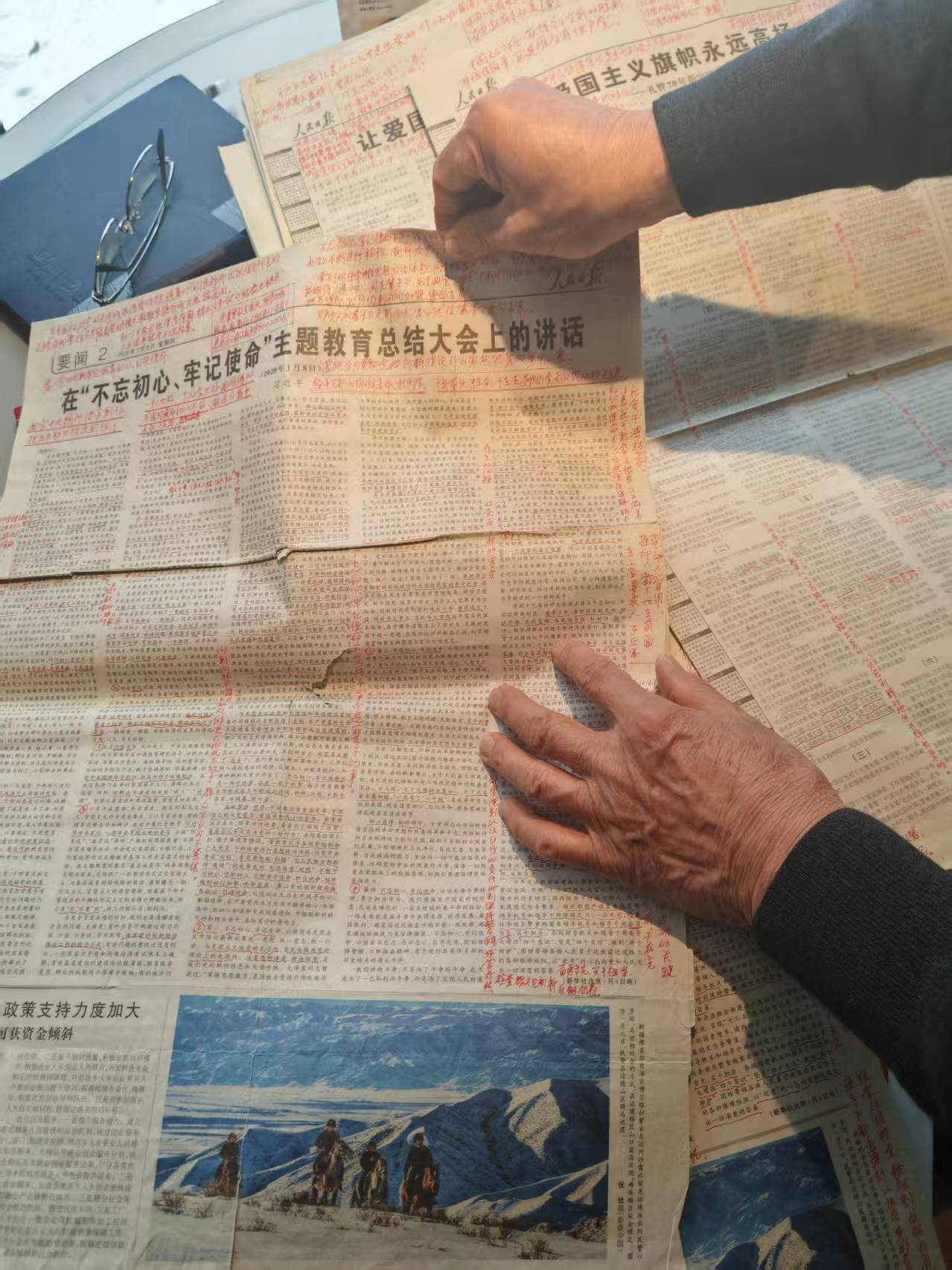 ������ɫ���ҳ�ӡ��  �����������ϵ�Ա�ų��50����س��ġ�������֮��ӳ�շܶ�֮·